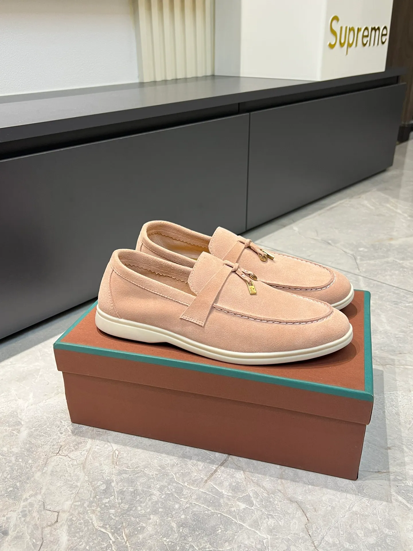 Men's shoes 💰p360 "Loro men's shoes 💰pian'*" Classic L men's shoes for couples 💰p Top version British flat loafers, a must-have item in old money style, the minimalist design is eye-catching and durable, a plus point for dressing The soft foot feel and texture are outstanding. They don’t scratch your feet and are very nice. They are matched with soft and waxy soles. They can be worn daily for a long time without getting tired. They are easy to wear, versatile and classic items, with perfect foot feel and texture! Imported cashmere fabric, the lining is made of imported A-grade water-dyed cow lining, the top version of the genuine leather midsole is sewn with pure handmade mark thread! Size: Female 35-40 (34. Customized) Male 38-44 (45.46. Customized)